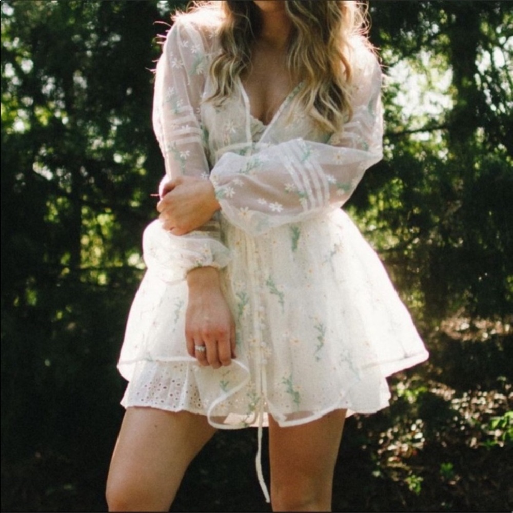 For Love & Lemons White
Embroidered LIA ROBE